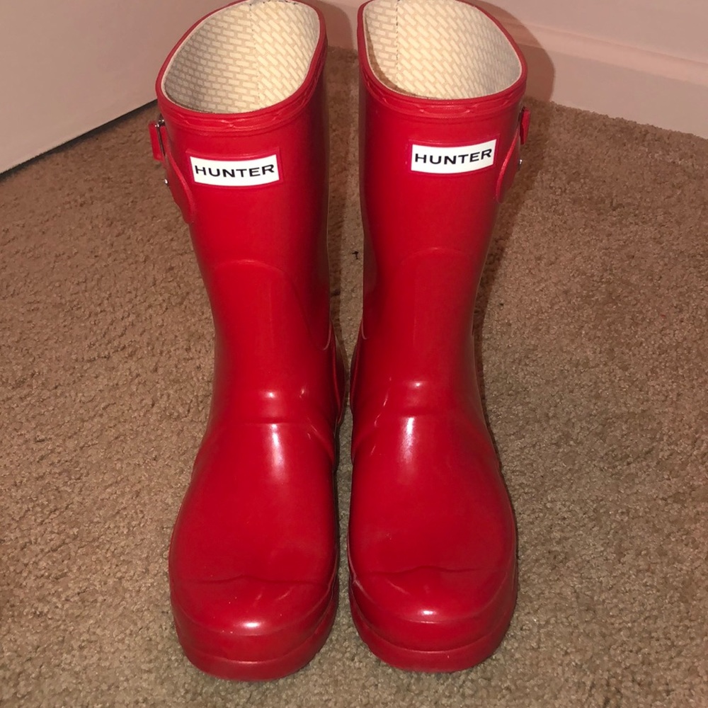 Short red Hunter rainboots.